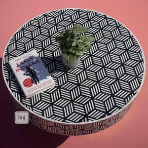 Tavolino da caffè con motivo geometrico a cubo in bianco e nero e intarsi in osso con base in ottone martellato, tavolo con intarsi in osso, mobili con intarsi in osso, tavolino da caffè
