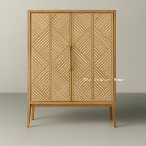 Könnte beinhalten: Ein hellbrauner Holzschrank mit geometrisch gemusterten Türen und einem rechteckigen Rahmen. Der Schrank hat zwei Türen mit vertikalen goldenen Griffen und steht auf vier abgewinkelten Beinen. Der Text "The Indian Home" ist auf der rechten Tür zu sehen.