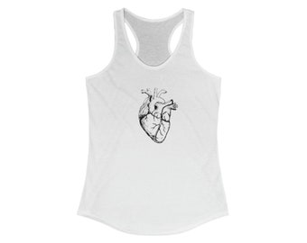 Könnte beinhalten: Ein weißes Racerback-Tanktop mit einer detaillierten schwarz-weißen Strichzeichnung eines anatomischen menschlichen Herzens, die mittig auf der Brust platziert ist. Das Kleidungsstück hat einen Rundhalsausschnitt und ein ärmelloses Design.