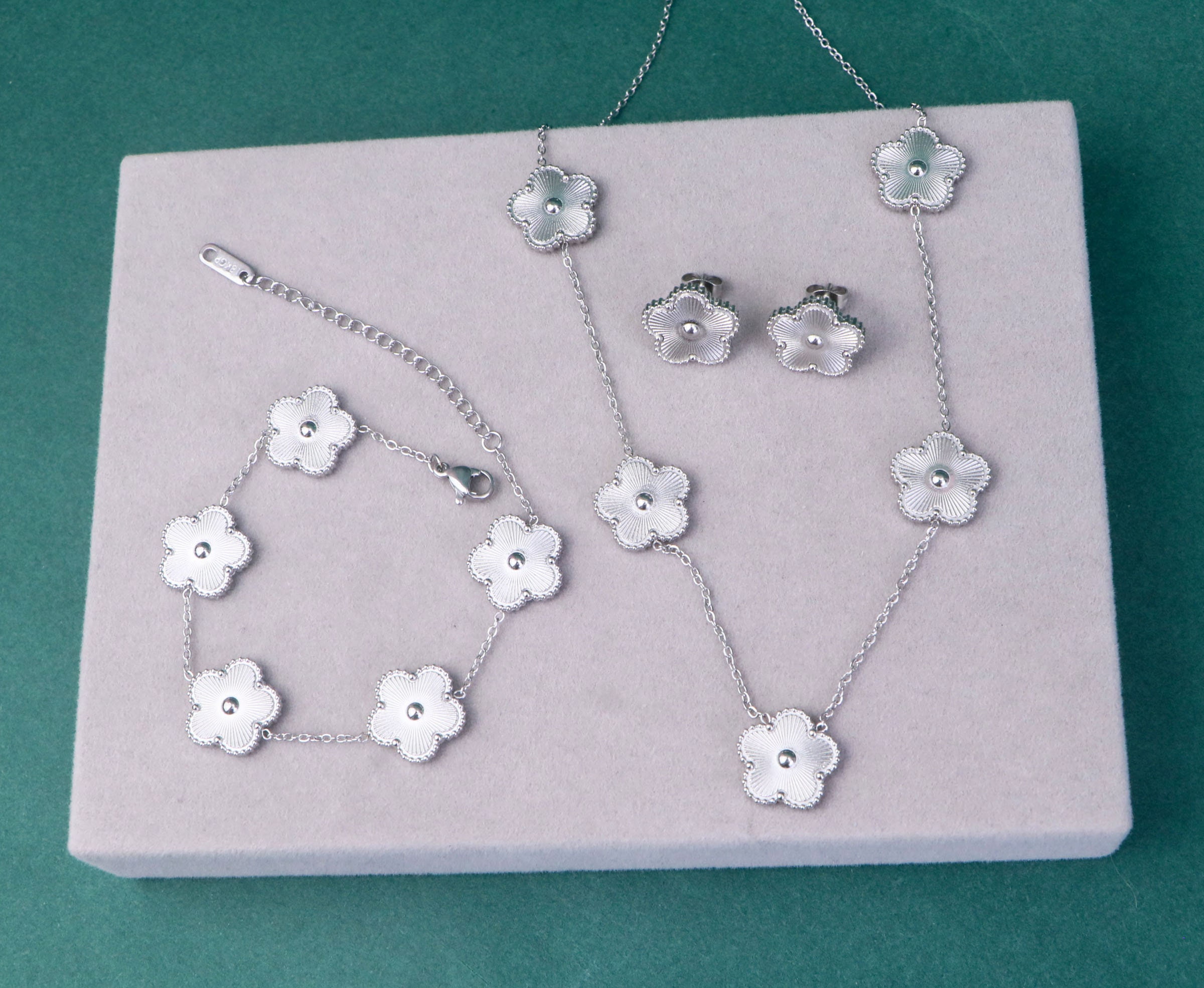 750金 Saudi Gold red clover Station set Elegant Dual Layered 21k Gold Clover Necklace Set – Andaaz
