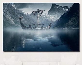 Barco vikingo en un fiordo brumoso con montañas nevadas al fondo, lienzo de barco vikingo, póster de Ragnar Lodhbrok, póster vikingo.