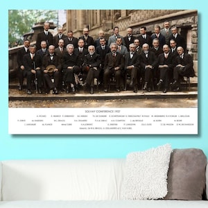 Puede incluir: Una fotografía en blanco y negro de un grupo de hombres, probablemente científicos, reunidos para una conferencia en 1927. Los hombres están sentados en filas, con la fila delantera mirando a la cámara. La imagen está titulada "Conferencia Solvay 1927" e incluye una lista de los asistentes.