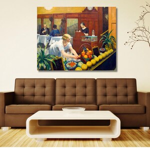 Puede incluir: Una pintura enmarcada representa una escena de restaurante con un camarero colocando fruta. La obra de arte presenta una paleta de colores marrón y amarillo, con una exhibición de naranjas y otras frutas. Un reloj es visible en la pared y los clientes están sentados en las mesas.