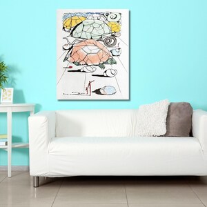 Op de afbeelding: Een rechthoekige wandkunstprint met een surrealistische illustratie van meerdere schildpadden met geometrische, gefacetteerde schilden in tinten lichtgroen, geel en perzik, tegen een witte achtergrond met zwarte inktcontouren en lange schaduwen.
