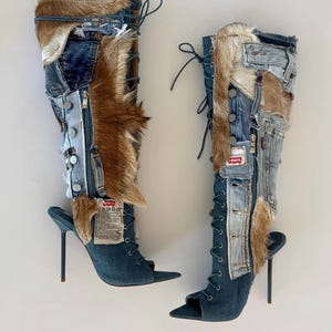 Könnte beinhalten: Ein Paar kniehohe Jeans-Stiefel mit offenen Zehen und Stiletto-Absätzen. Die Stiefel sind aus Patchwork-Denim gefertigt, mit Fellakzenten und Schnürverschlüssen. Reißverschlüsse und Etiketten sind sichtbar.