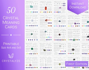 Op de afbeelding: Een printbare set van 50 kristallen betekenis kaarten. Elke kaart heeft een kristallen illustratie, naam en beschrijving. De kaarten zijn ontworpen in een minimalistische stijl met zwart-wit illustraties en een paarse achtergrond. De tekst op de kaarten is in zwart-wit. De kaarten zijn gelabeld "Eerste Editie".