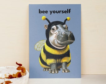 Carte postale "Bee Yourself" | Carte « Sois toi-même » | Carte postale hippopotame | Carte abeille | carte postale hippopotame heureux - dos VIERGE