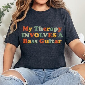 Meine Therapie beinhaltet ein Bassgitarren-Shirt, lustiges Bassisten-T-Shirt, niedliches Musiker-Shirt, Bassgitarren-T-Stück, Musikbass-Lehrer Geschenk, Bass-Liebhaber-Geschenk