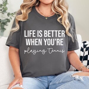 Das Leben ist besser, wenn Sie Tennis spielen Shirt, lustiges Tennis-T-Shirt, niedliches Tennisspieler-Geschenk, Tennis-Shirt, Tennisverein-T-Stück, Tennis-Liebhaber-Geschenk