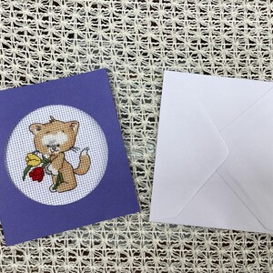 Voltooide kruissteek Kiri de kat met bloemenontwerpkaart en envelop voor verjaardagen en alle gelegenheden.