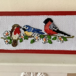 Handgemaakte Dawn Chorus Design-kruissteekkaart en bijpassende envelop voor verjaardagen/speciale gelegenheden, met de hand op Aida-doek gestikt