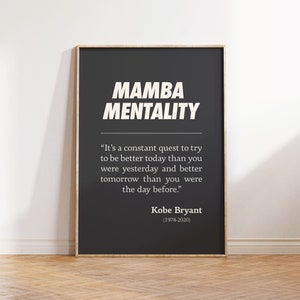 Puede incluir: Un póster motivacional en blanco y negro con el texto "MAMBA MENTALITY" y una cita de Kobe Bryant: "Es una búsqueda constante tratar de ser mejor hoy que ayer y mejor mañana que hoy."