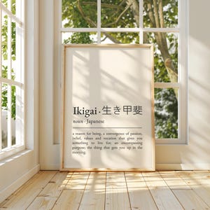 Könnte beinhalten: Ein schwarz-weißes druckbares Poster mit dem japanischen Wort "Ikigai" und seiner Definition. Die Definition lautet: "Ein Grund zum Sein, eine Konvergenz von Leidenschaft, Glauben, Werten und Berufung, die dir etwas gibt, wofür du lebst; ein umfassender Zweck; das, was dich morgens aufstehen lässt."