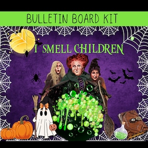 Peut inclure: Kit de tableau d'affichage sur le thème d'Halloween avec le texte "I SMELL CHILDREN". L'image présente trois sorcières, des citrouilles, des chauves-souris, des araignées, un fantôme et un chaudron de liquide vert bouillonnant, sur fond violet.