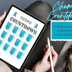 Puede incluir: Un planificador digital en la pantalla de una tableta con el texto "Chemo Countdown" y una cinta azul. El planificador tiene una cuadrícula de 12 bolsas IV azules con una cruz blanca en cada bolsa. El texto "Descargar a tu aplicación de planificación" y "Completar sobre la marcha" es visible sobre un fondo azul.