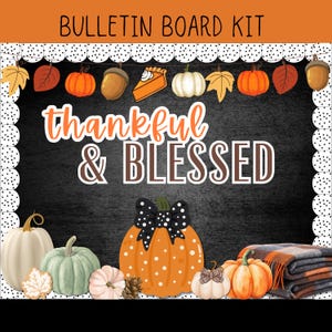 Könnte beinhalten: Herbstliches Pinnwand-Set mit den Worten "thankful & blessed". Das Design umfasst Kürbisse, Blätter, Eicheln und ein Stück Kuchen. Der Hintergrund ist schwarz mit einem weißen Tupfenrand. Dekoration für den Herbst.