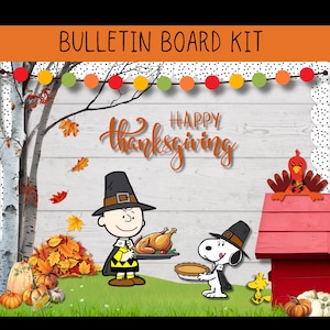 Può includere: Un kit per bacheca a tema Ringraziamento con Charlie Brown, Snoopy e Woodstock. La scena comprende un tacchino, una torta, zucche e le parole "Happy Thanksgiving". Lo sfondo presenta una betulla e una ghirlanda di cerchi colorati.