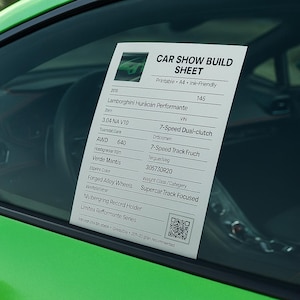 Può includere: Un "Car Show Build Sheet" bianco è esposto all'interno di un'auto verde. Il foglio elenca i dettagli di una Lamborghini Huracán Performante, comprese le specifiche del motore, il tipo di ruota e altre informazioni. Il foglio è in formato A4 e adatto all'inchiostro.