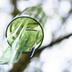 WindSpiel in grün mit Klangstäben aus KathedralGlas Bild 2