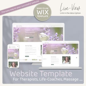 Könnte beinhalten: Website-Vorlage für Therapeuten, Lebenscoaches und Massagetherapeuten. Die Vorlage verfügt über einen Lavendelhintergrund mit einem weißen Schmetterling und dem Text "Praxis für Naturheilkunde".