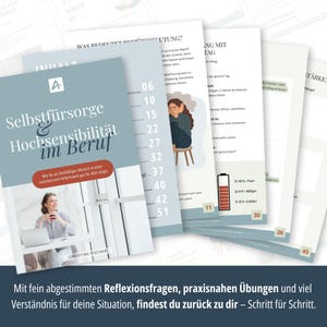 Op de afbeelding: Een boek getiteld "Selbstf&uuml;rsorge & Hochsensibilit&auml;t im Beruf" met een vrouw aan een bureau, omringd door open pagina's met tekst en illustraties. Het boek en de pagina's zijn lichtblauw en wit. De tekst hieronder luidt "Mit fein abgestimmten Reflexionsfragen..."