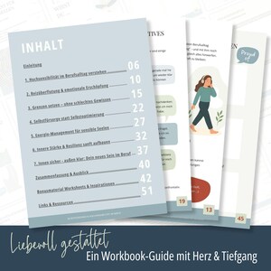 Op de afbeelding: Een werkboekgids met een blauwgroene omslag en verschillende open pagina's. De omslag toont de titel "INHALT" en een inhoudsopgave. De pagina's bevatten illustraties en tekst in het Duits, waaronder "Liebevoll gestattet".