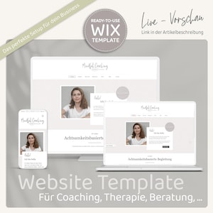 Pu&ograve; includere: Un modello di sito web per aziende di coaching, terapia e consulenza. Il modello presenta un design minimalista con uno sfondo bianco e un testo grigio chiaro. Il modello include un'intestazione con il testo "Mindful Coaching" e una foto di una donna. Il modello include anche una sezione con il testo "Achtsamkeitsbasierte Begleitung" e una foto di una donna.