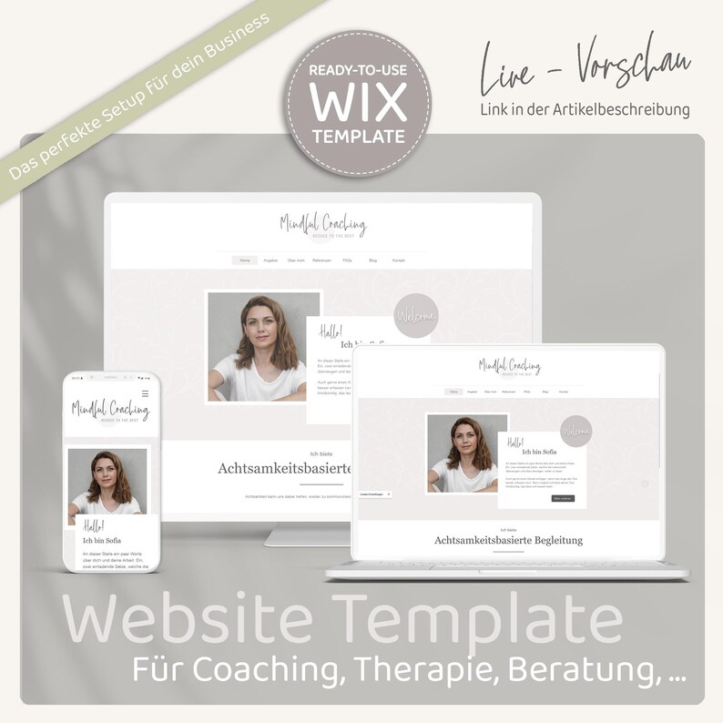 Pu&ograve; includere: Un modello di sito web per aziende di coaching, terapia e consulenza. Il modello presenta un design minimalista con uno sfondo bianco e un testo grigio chiaro. Il modello include un'intestazione con il testo "Mindful Coaching" e una foto di una donna. Il modello include anche una sezione con il testo "Achtsamkeitsbasierte Begleitung" e una foto di una donna.