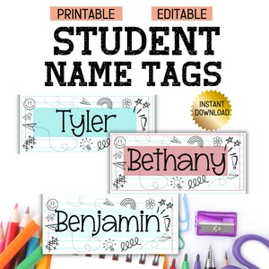 Puede incluir: Etiquetas de nombre de estudiante imprimibles y editables con fondo azul claro, rosa y blanco. Las etiquetas presentan una variedad de garabatos, incluyendo estrellas, corazones, bombillas y aviones. Los nombres "Tyler", "Bethany" y "Benjamin" est&aacute;n escritos en negro en las etiquetas.
