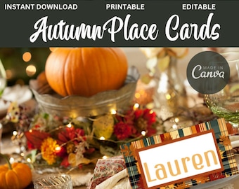 Puede incluir: Tarjetas de lugar de otoño con un diseño a cuadros y el nombre "Lauren" impreso en naranja. Las tarjetas están colocadas sobre una mesa con un centro de mesa de temática otoñal que incluye calabazas, calabacines y follaje otoñal.