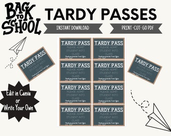 Puede incluir: Pases de retraso imprimibles para la escuela. Los pases están diseñados para parecerse a una pizarra con el texto "Tardy Pass" y "Por favor, admita al estudiante en clase" en texto blanco. Los pases son marrones y azules.