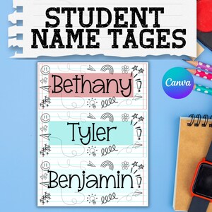 Puede incluir: Tres etiquetas de nombre imprimibles con un tema escolar. Las etiquetas est&aacute;n decoradas con garabatos en blanco y negro de corazones, estrellas, bombillas, aviones de papel y arco&iacute;ris. Los nombres Bethany, Tyler y Benjamin est&aacute;n escritos en negro en las etiquetas. Las etiquetas est&aacute;n sobre un fondo azul.