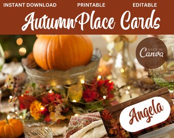 Puede incluir: Tarjetas de lugar de otoño imprimibles con un tema otoñal. Las tarjetas presentan un fondo de madera rústico con un patrón de cuadros y hojas de otoño. El nombre "Angela" está escrito en un óvalo blanco sobre un fondo marrón. Las tarjetas son perfectas para una cena de Acción de Gracias o una cena de otoño.