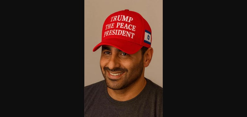 Puede incluir: Una gorra de b&eacute;isbol de color rojo brillante con el texto bordado en blanco TRUMP THE PEACE PRESIDENT en la parte frontal. El lateral de la gorra muestra un peque&ntilde;o parche rectangular con la bandera azul y blanca de Israel, con la Estrella de David.