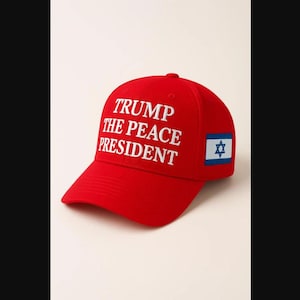 Puede incluir: Una gorra de b&eacute;isbol de color rojo brillante con el texto TRUMP THE PEACE PRESIDENT bordado en blanco en el panel frontal. El lateral de la gorra muestra un peque&ntilde;o parche rectangular de la bandera de Israel con una estrella de David azul.