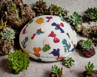 Kleurrijke dinosaurussen Kippah voor kinderen. Personalisatie beschikbaar aan de binnenkant van de kippa.