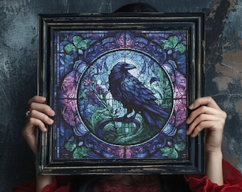 Puede incluir: Una ventana de vitral enmarcada con un cuervo negro en el centro. El cuervo está posado en una rama con flores rosas y azules que lo rodean. El marco es negro y el vidrio es una mezcla de azul, verde y rosa.