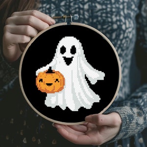 Einfaches kleines Halloween-Geist mit Kürbis Kreuzstichmuster | süße gruselige Herbstgeisterschablone | Anfänger Kreuzstich