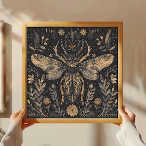 Könnte beinhalten: Ein gerahmter Druck mit einem goldenen und schwarzen Design einer Motte mit filigranen Details, umgeben von floralen Elementen.