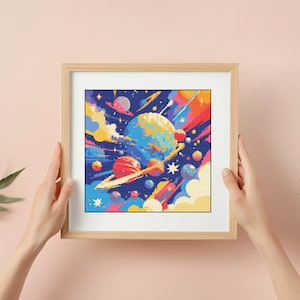 Op de afbeelding: Een ingelijst afdruk van een kleurrijk, abstract schilderij dat een sterrenstelsel met planeten, sterren en wolken voorstelt. Het schilderij is gemaakt in een gepixelde stijl.