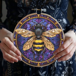 Patrón de punto de cruz de vidrieras / Gráfico contado de xstitch de abeja de miel / Patrón de punto de cruz gótico / Gráfico de xstitch botánico / Digital