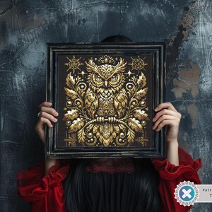Può includere: Un gufo metallico dorato con dettagli intricati è circondato da un motivo floreale. Il gufo è il punto focale dell'immagine, con i suoi grandi occhi e le piume dettagliate. Il motivo floreale è intricato e dettagliato, con foglie, fiori e viti. L'immagine è incorniciata in una cornice nera.
