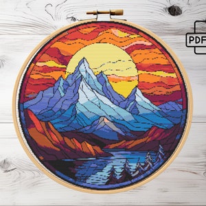 Glasmalerei Berg Sonnenaufgang | Kreuzstich Stickmuster, Sonnenuntergang x-kreuzstich, Zählmuster, Stickmuster, Zählmuster