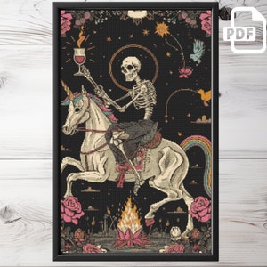 Könnte beinhalten: Ein schwarz-weißes Skelett reitet auf einem weißen Einhorn mit einer Regenbogenmähne. Das Skelett hält ein Glas Wein und ist von Blumen und Sternen umgeben. Der Hintergrund ist schwarz.