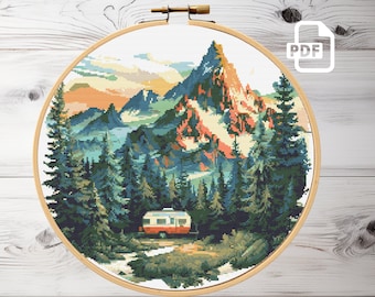 山のクロスステッチパターン：森の自然風景の刺繍デザイン；キャンプ