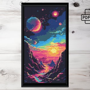 Könnte beinhalten: Ein Pixel-Art-Kreuzstichmuster mit einem farbenfrohen Sonnenuntergang über einem Gebirge mit Planeten am Himmel.