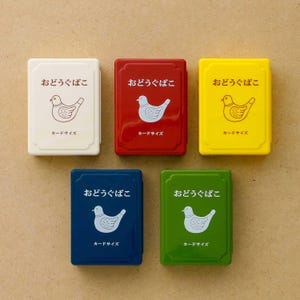 Può includere: Cinque portacarte colorati, ognuno di un colore diverso: bianco, rosso, giallo, blu e verde. Ogni custodia presenta testo giapponese e un'illustrazione di un uccello. Le custodie sono rettangolari con angoli arrotondati.