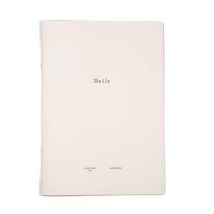 Könnte beinhalten: Ein weißes Notizbuch mit dem Wort "Daily" in der Mitte gedruckt. Am unteren Rand des Notizbuchs sind die Worte "Laconic 110 Equipment" in kleinerer Schrift gedruckt.