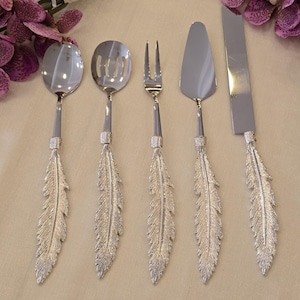 Serveringsset i silverfärgad fjäderdesign med 5 delar – elegant silverfinish – unik present