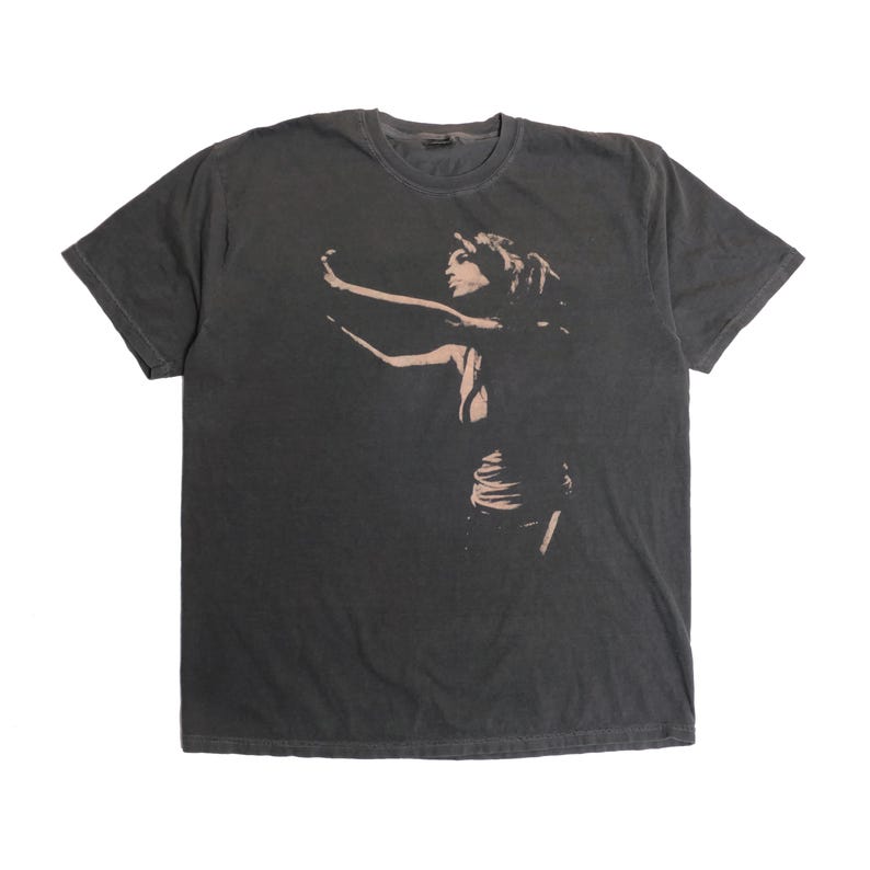 Amy Back To Black Tee Ultra Faded Pop Rock Rehab 23 Club Costume di Halloween Tour Regalo Cantante Band Maglietta Cotone Pesante - XL immagine 1